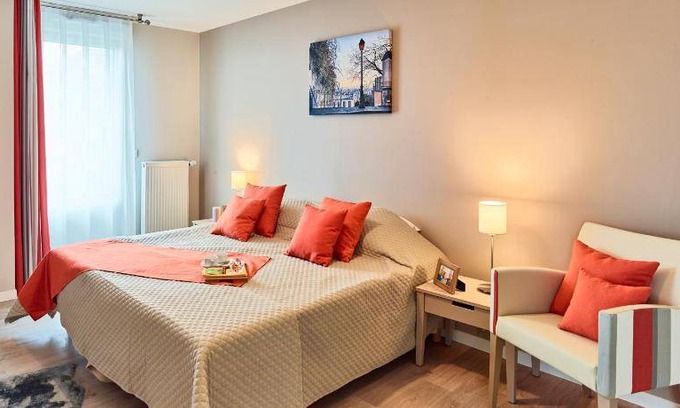 Suresnes Apartment | 65 m² Serviced apartment ∙ 2 bedrooms ∙ 3 guests