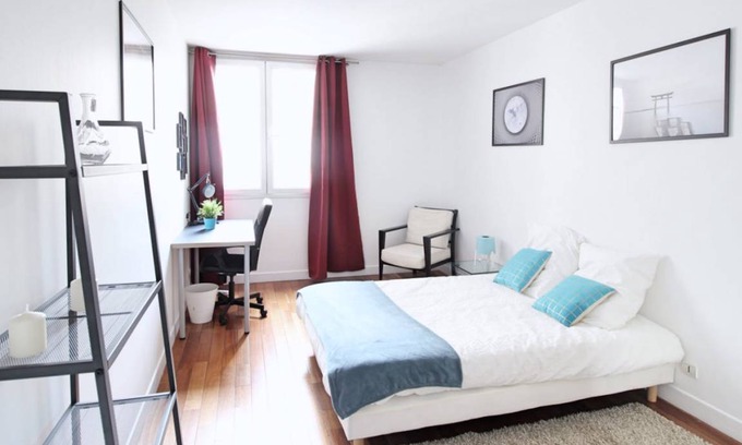 18th Arrondissement Resort | 70 m² Private room ∙ 1 bedroom ∙ 3 guests