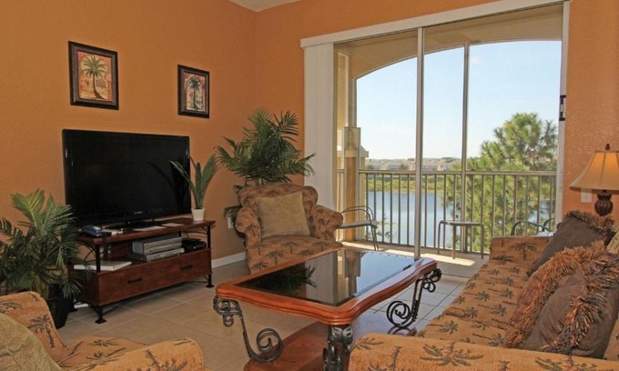 Windsor Hills House | 7660 Comrow #303