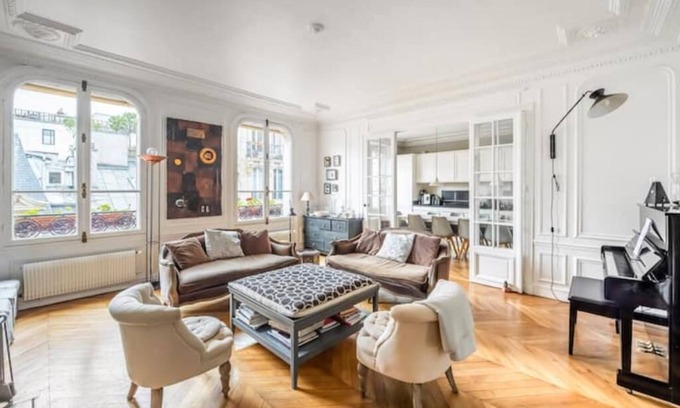 17th Arrondissement Apartment | 8 people flat inside Paris