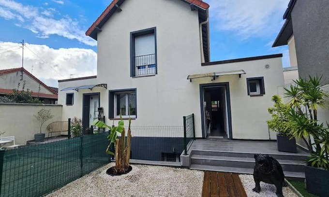 La Courneuve Apartment | 80 m² Apartment ∙ 2 bedrooms ∙ 9 guests