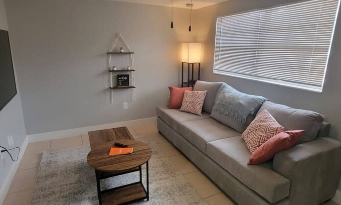 Terrace Park House | 9606 Unit A · Bohemian 1 bedroom minutes from Busch Gardens