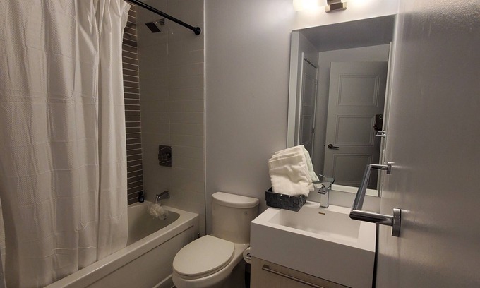 Sunnylea Condo | A Perfect Suite for Family Vacation or Business Trip 10mins to Downtown Toronto