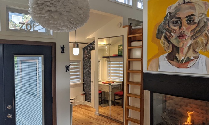 Fashion District Apartment | Adorable mini-house in heart of Trinity Bellwoods