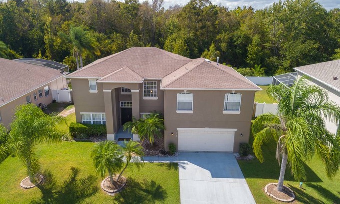 Crescent Lakes House | Afternoon Delight - 6BR Villa with Private Pool and Backyard