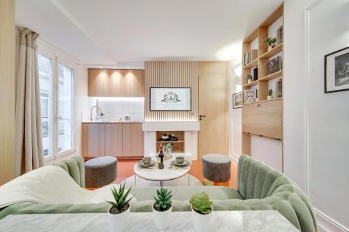 Gaillon Apartment | Amazing Historical Parisien Flat Next To Louvre Area - 3