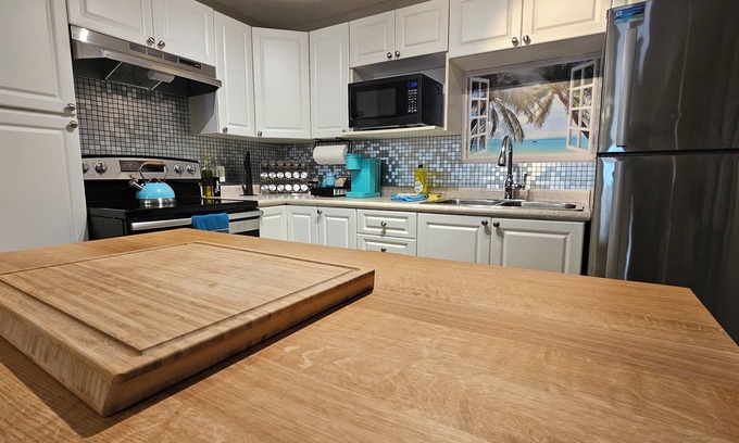 Rideau Heights House | Aqua Relax Haven: Hot Tub & Pool