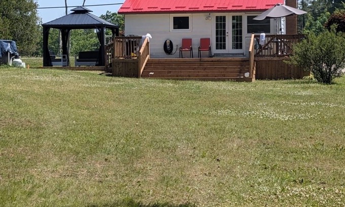 L'Amable Cottage | Bancroft Beauty by Lake Tait-Just Renovated.with Outdoor Recreation/Pool.