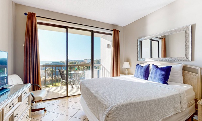 Fort Walton Beach Apartment | Bayfront delight with pool, bay views & prime location - snowbird-friendly