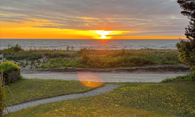 Wasaga Beach House | Beach Front/Water Front Family Friendly Home on Allenwood Beach Wasaga