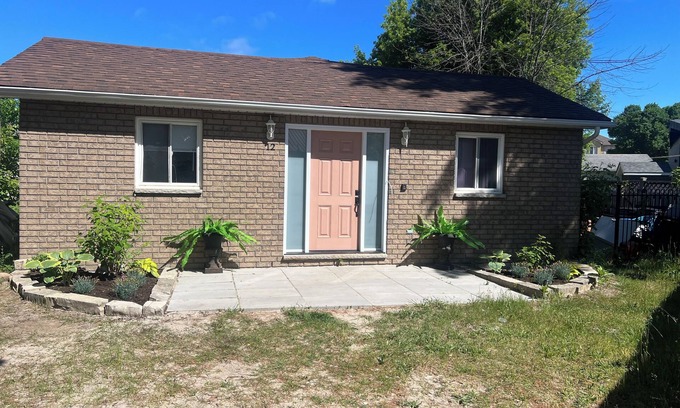 Wasaga Beach Cottage | BEACHFRONT COTTAGE IN WASAGA BEACH - SANDPIPER BEACH RESORT - COTTAGE # 12
