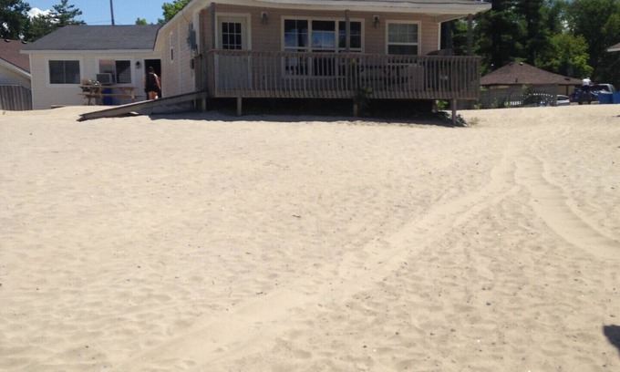 Wasaga Beach Cottage | BEACHFRONT COTTAGE IN WASAGA BEACH - SANDPIPER BEACH RESORT - COTTAGE # 6