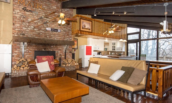 The Blue Mountains Ski Chalet | Beautiful Chalet with Deluxe Hot Tub and Sauna