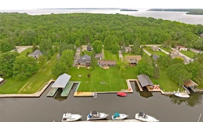Ramara Cottage | Beautiful Waterfront Cottage - Boater's Paradise