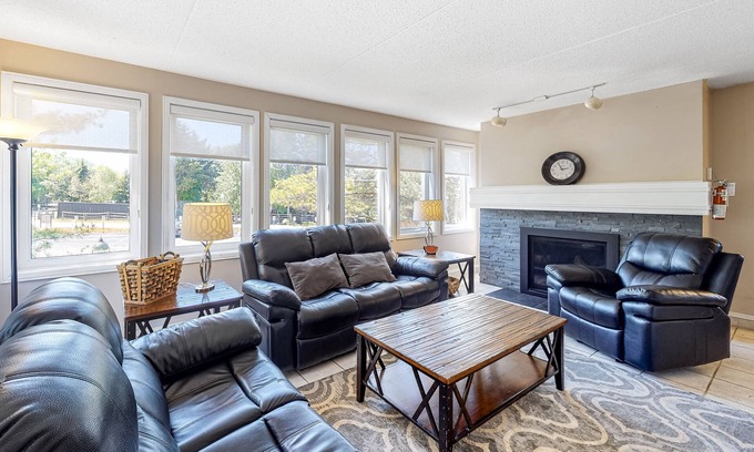 The Blue Mountains Condo | Beautifully-decorated four-season family getaway in Blue Mountain