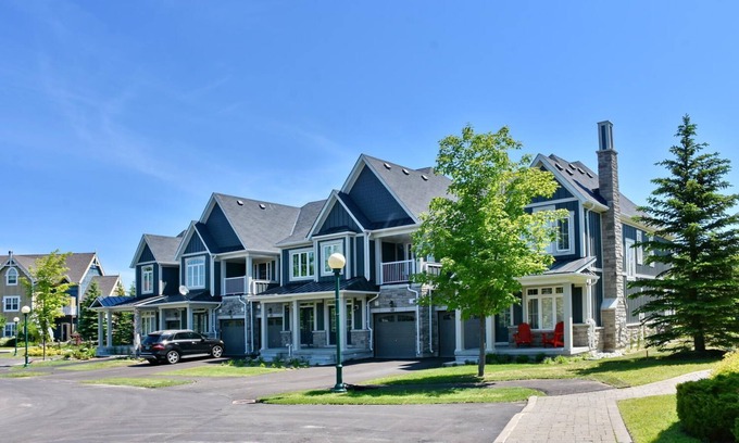 The Blue Mountains House | Blue Mountain Executive 3 Bedroom Town Home Sleeps 10 Located, Pool & Shuttle
