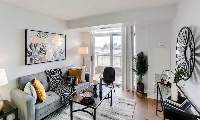 Downtown Mississauga Condo | Bright 2 bedroom condo steps from Square 1 w/ 1 Parking