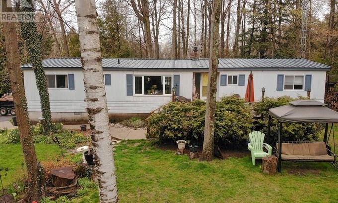 Ripley Cottage | Bright and Spacious Point Clark Cottage across street from Lake Huron