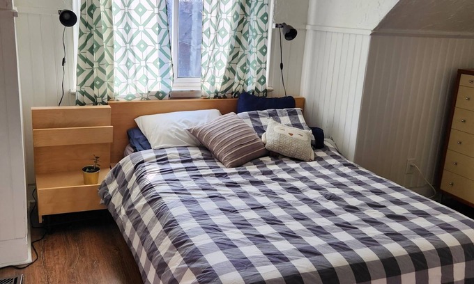 Leslieville House | Charming 3-bedroom house in Toronto with AC, WiFi, fitness equipment