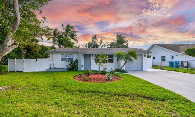 Ocean Ridge House | Charming Sun Drenched 3-bedroom house with WiFi and AC in Boynton Beach
