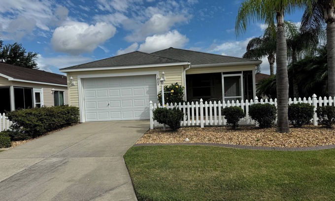 St. Charles House | Charming Village of St. Charles Home Near Lake Sumter Landing