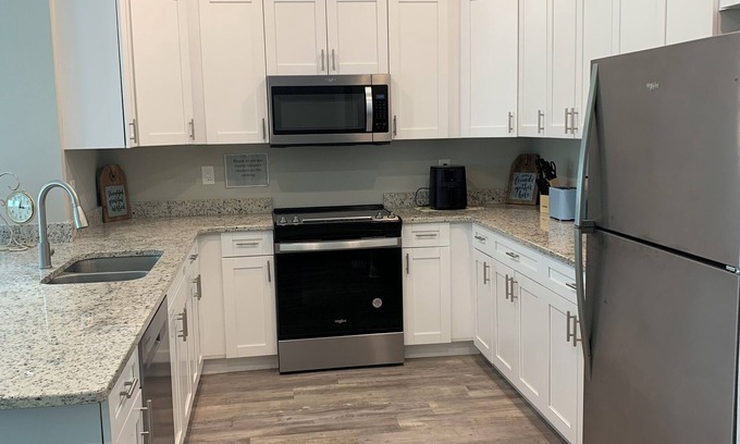 Lakeland House | Charming XL 4-bedroom and 3 bathroom townhome in North Lakeland