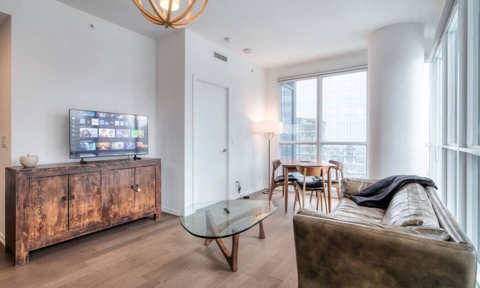 Bay Street Corridor Condo | Chic 1BR Condo in Down Town w/Balcony Views