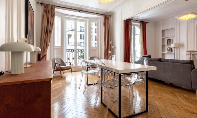Grenelle Apartment | Chic Grenelle | 3 Bedroom Apartment in Paris