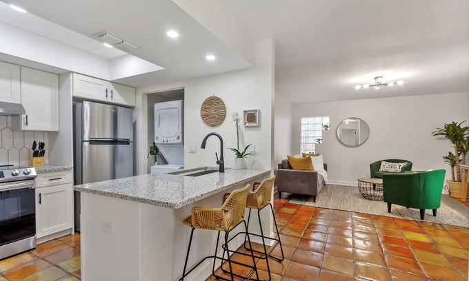 Historic Hyde Park North Condo | Chic Hyde Park Condo - 2 bed, 2 bath - 5 min to Shops, Bayshore & Amalie