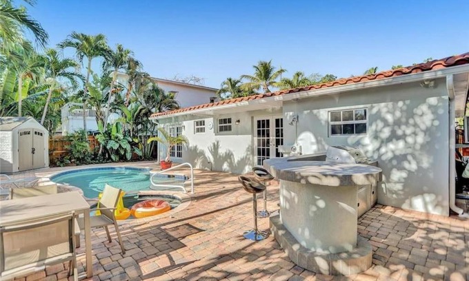 Victoria Park House | Chic Victoria Park Villa with Heated Pool and Spa