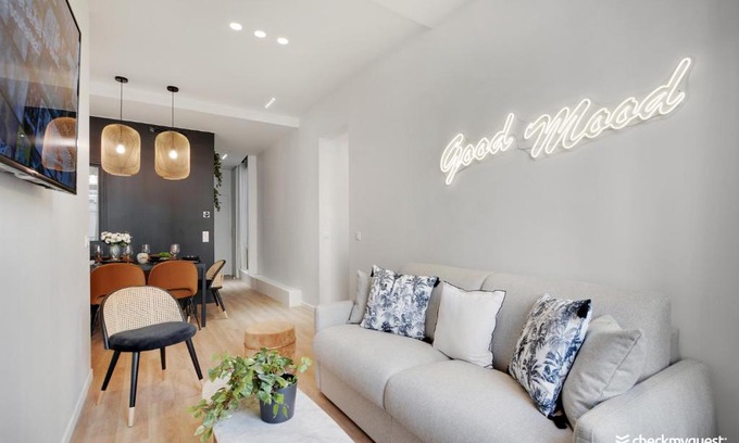 Quartier Sainte-Avoye Apartment | CMG Marais - Etienne Marcel