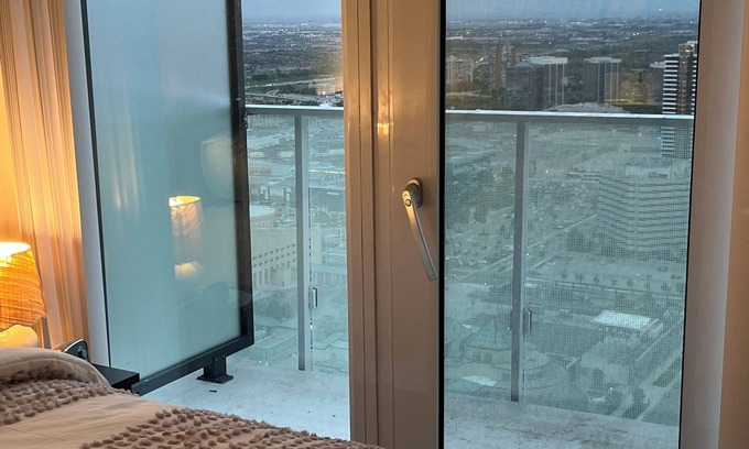 Downtown Mississauga Condo | Condos rooms downtown Mississauga