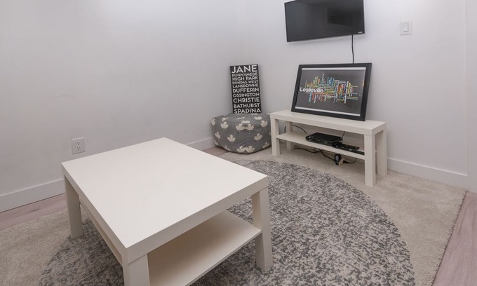 Leslieville House | Cosy 1 Bedroom Suite in Leslieville