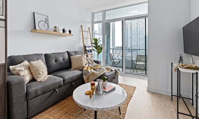 Wellington Place Condo | Cozy 1BR plus den Condo Steps away to Rogers Ctr and MTCC