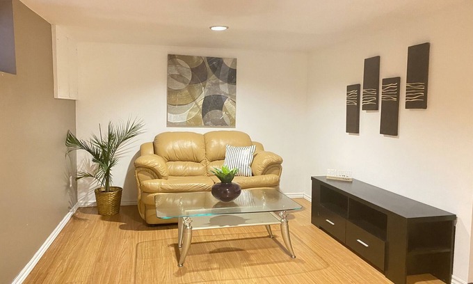 Lakeview House | Cozy 4 Bedroom Bungalow in Lakeview Mississauga