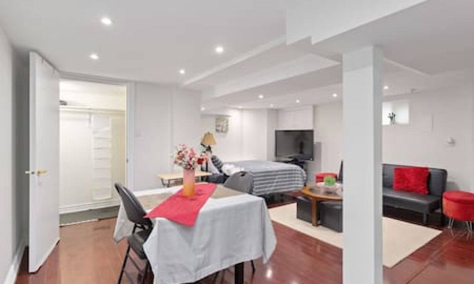 Central Erin Mills House | Cozy Corner Basement Suite in Mississauga