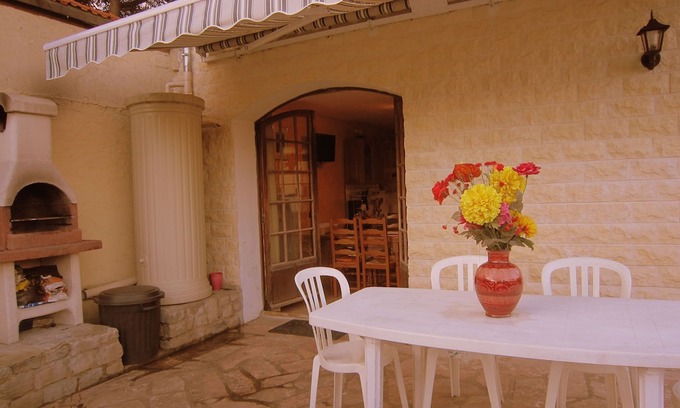 Brou-sur-Chantereine Apartment | Cozy Cottage in Vaires-sur-Marne with Garden