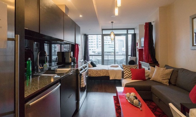 Fashion District House | Cozy & Stylish Entertainment District Studio