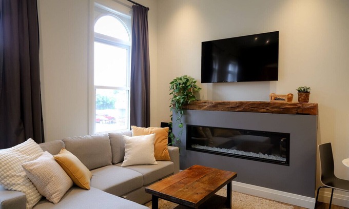 Stratford Apartment | Debonaire Suite: Luxurious - Cozy - Downtown