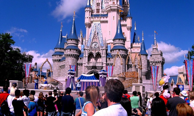 Kissimmee Condo | DISNEY Family Vacation/Lakefront Townhome/ New Bedding/4 Miles To Disney!
