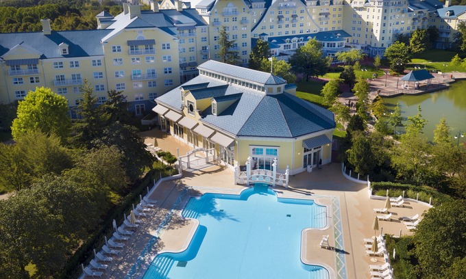 Coupvray Hotel | Disney's Newport Bay Club®
