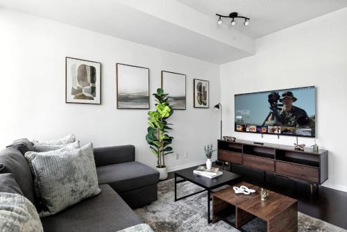 Bay Cloverhill Apartment | Downtown Oasis Condo Steps to Financial District