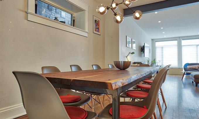 Parkdale House | DUNN HOUSE--5 BEDROOMS! SLEEPS 12+ IN STYLE - QUEEN/ KING ST WEST!!