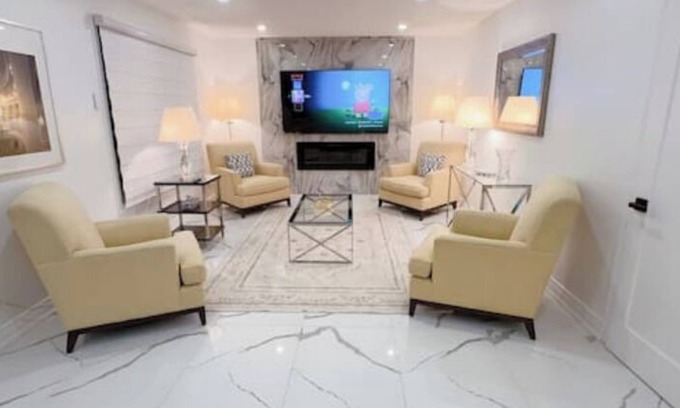 Mississauga Valleys House | Entire 4 bedroom Entire house in Mississaugann