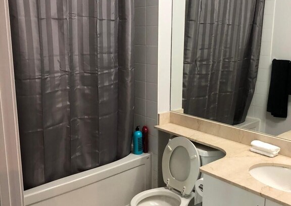 Fort York Apartment | Executive 1 Bedroom condo sleeps 4.
