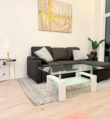 Central Erin Mills Apartment | Executive Condo in Prime Erin Mills Location l Walk to Mall and Hospital