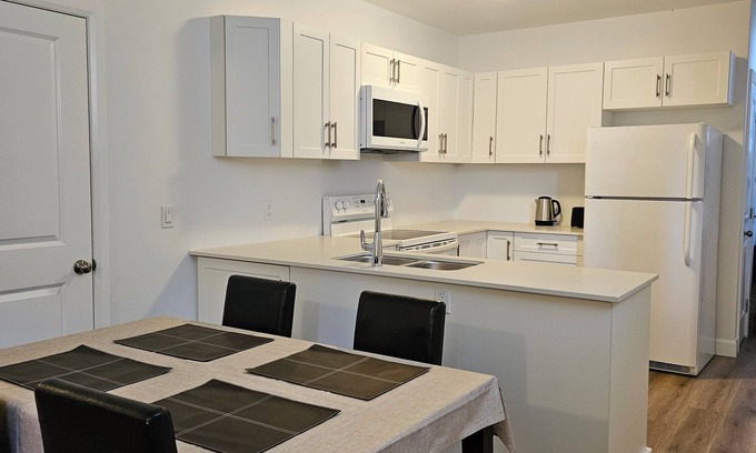 Amherstview Apartment | Fabulous 2-bedroom apartment with WiFi in Kingston West End