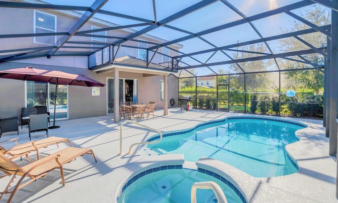 Loughman House | Family Resort - 6BR Home - Private Pool, Hot Tub and BBQ!