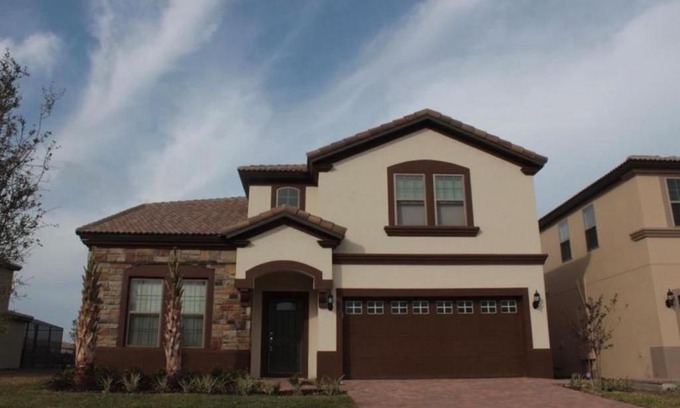 Four Corners House | Fun 8 Bedroom Home with Pool & Jacuzzi near Disney World!