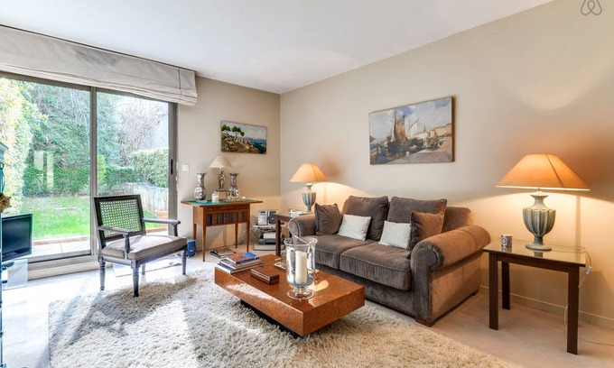 Republique–Point-du-Jour Apartment | Garden at the gates of Paris